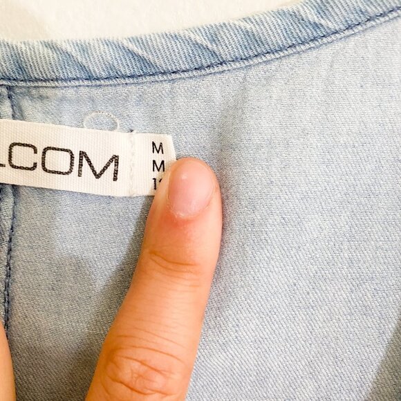 🌻 VOLCOM Cham Hey Chambray Denim Embroidered Mini Dress Medium - Picture 6 of 9